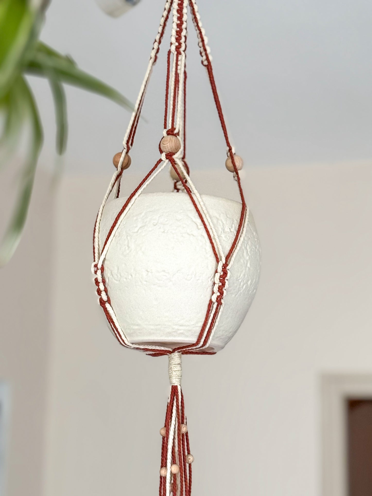 Suspension macramé rose et beige pour plante intérieur/extérieur – déco à suspendre artisanale cocooning