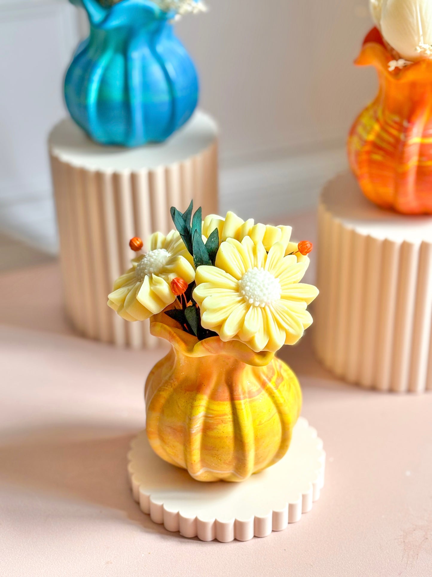 Vase en Jesmonite fait main avec fleurs parfumées – Cadeau original Fête des Mères