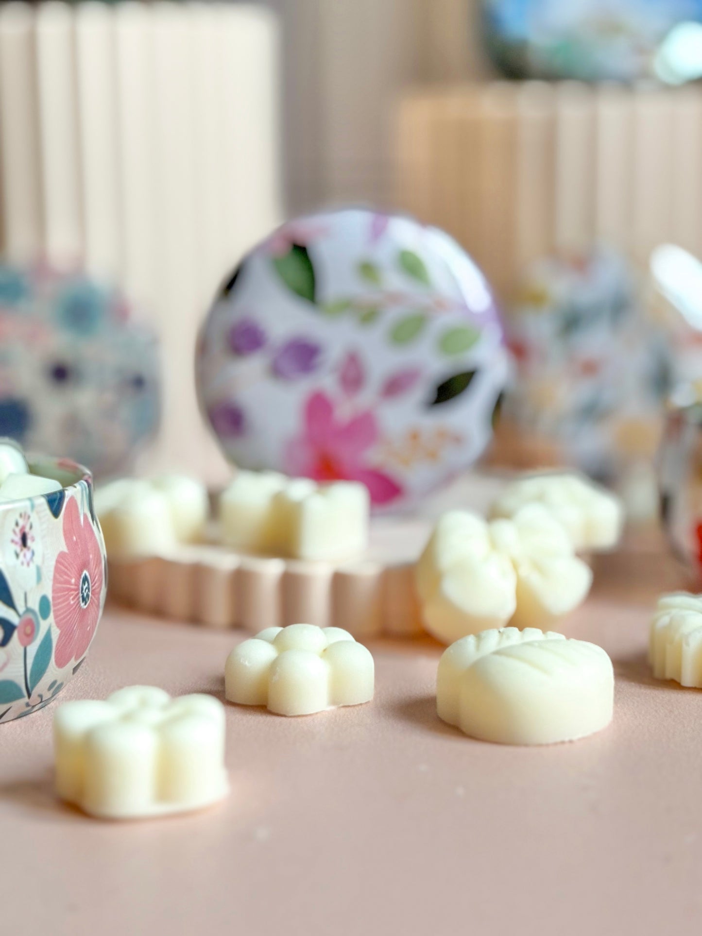 Petite Boîte Métallique & ses Fleurs de Cire Parfumées : L'Art Olfactif