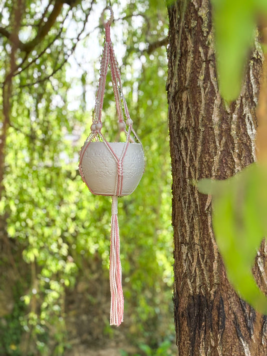 Suspension macramé rose et beige pour plante intérieur/extérieur – déco à suspendre artisanale cocooning