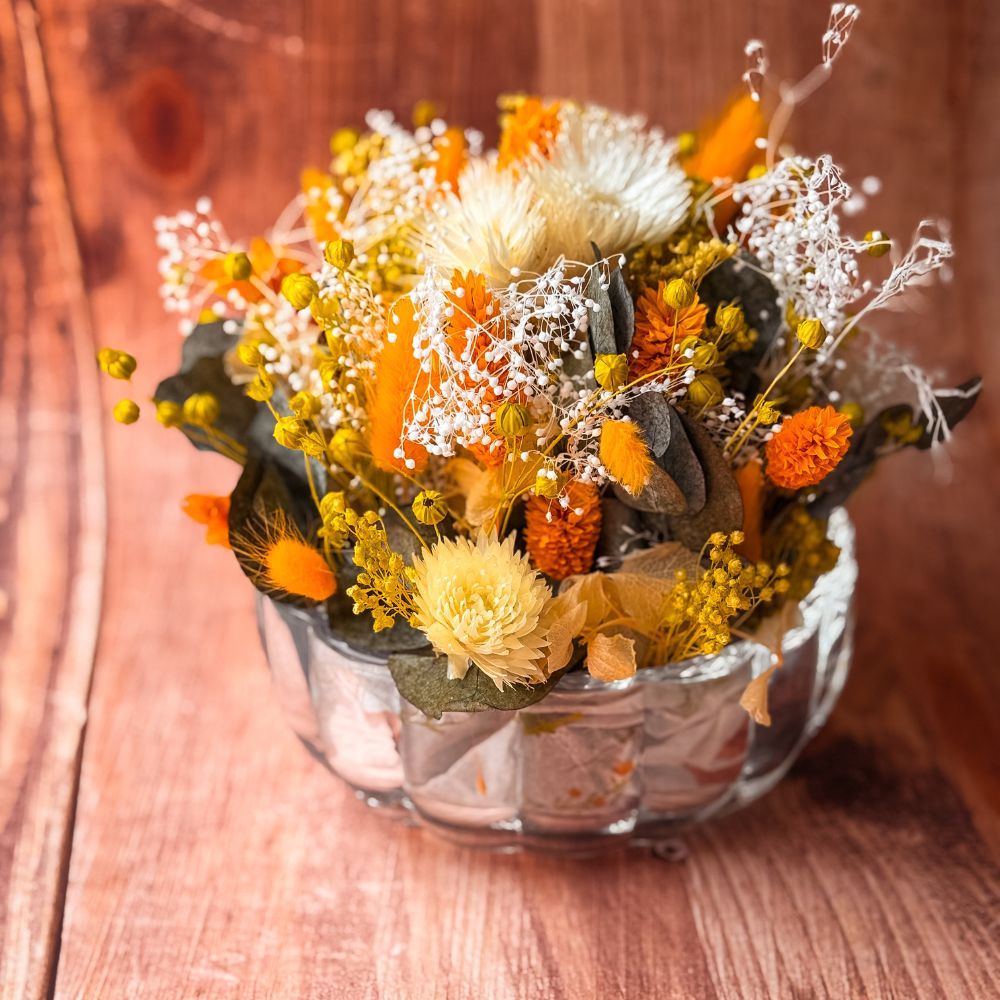 Composition de fleurs séchées en pot citrouille - Automne lumineux